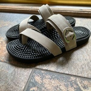 Kenkoh Aura-V sandals in Taupe